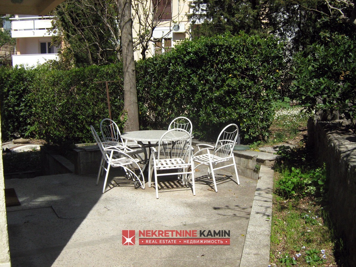 Na prodaju dvojna kuća sa velikom baštom u Herceg Novom